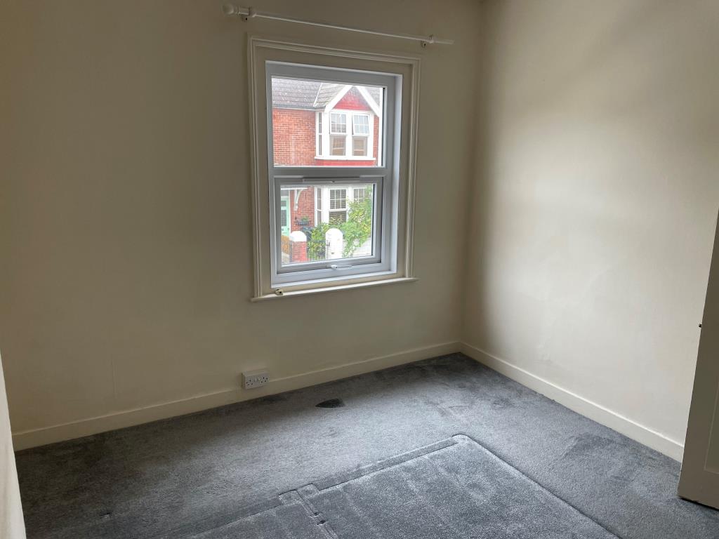 Lot: 42 - THREE-BEDROOM HOUSE WITH POTENTIAL - Main front double bedroom